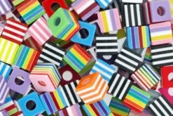 Plastperler stripete terninger