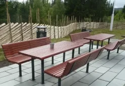 Yarden benk med ryggstøtte
