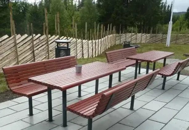 Yarden benk med ryggstøtte